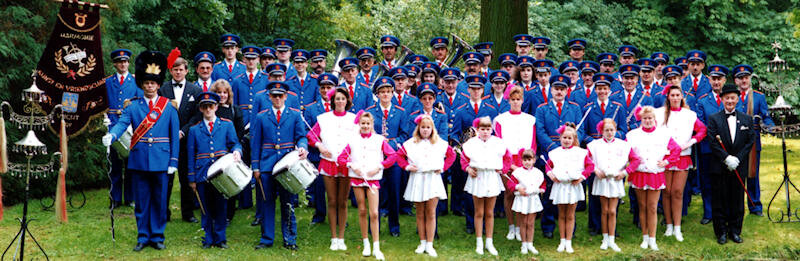 Het Harmonieorkest en majorettes in 1991